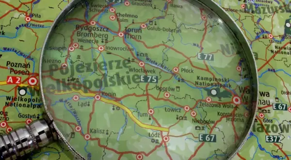 Pod lupą mapa Polski, szukamy odpowiedzi: ile jest miast w Polsce? Widoczne Poznań, Bydgoszcz, Toruń, Konin, Kalisz, Łódź.