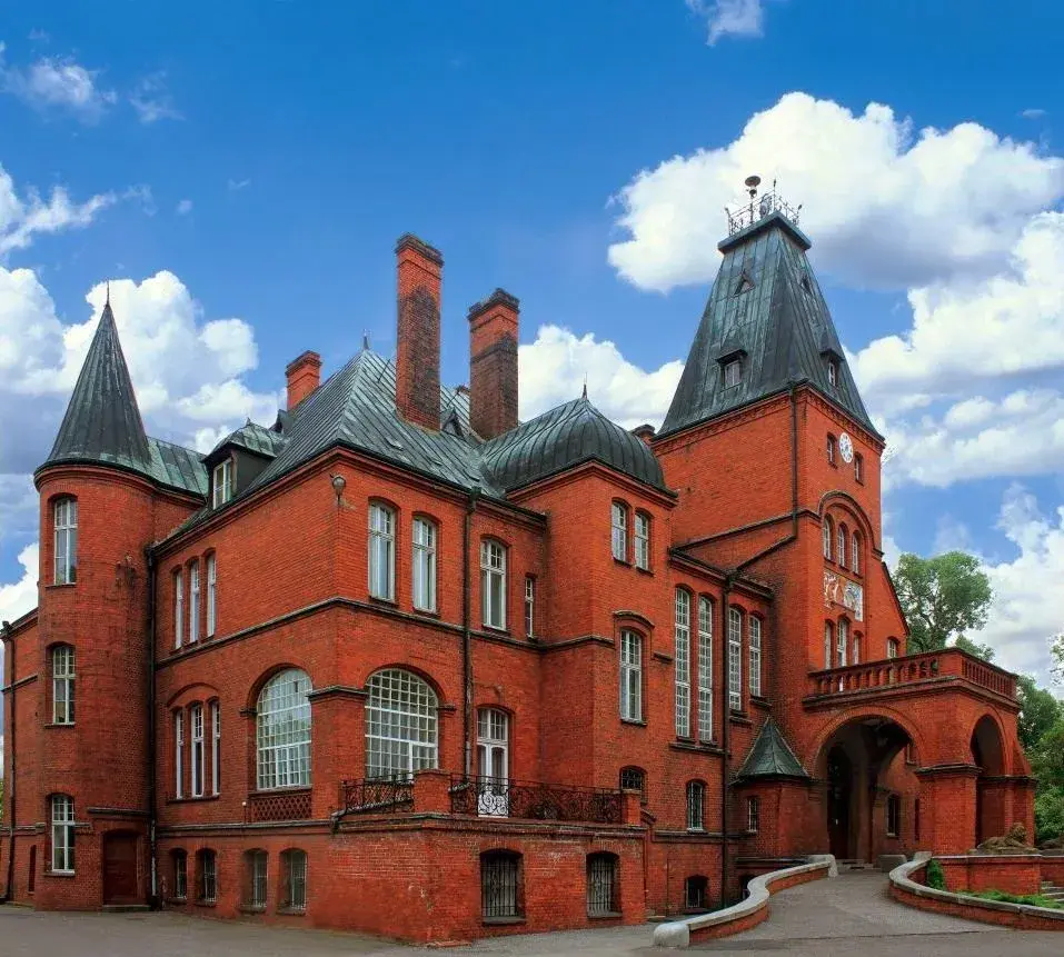 Pałac w Kobylnikach – rezydencja z burzliwą historią