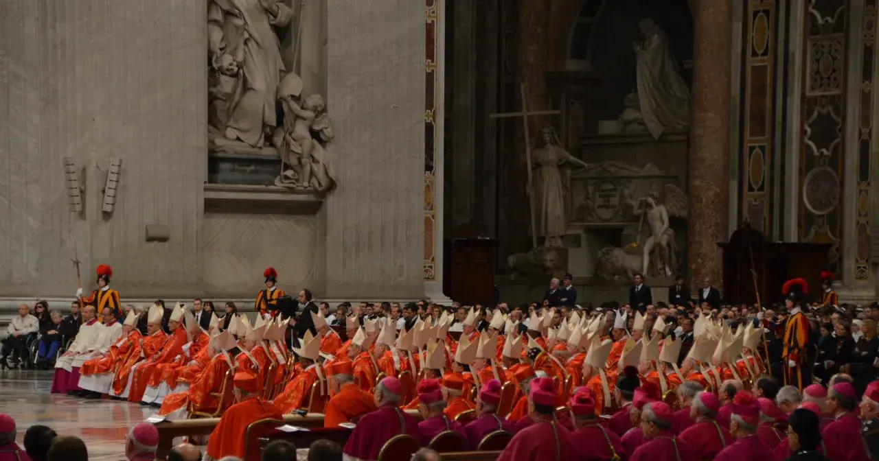 Wielu kardynałów w szatach liturgicznych, zastanawiających się, kto może zostać papieżem.