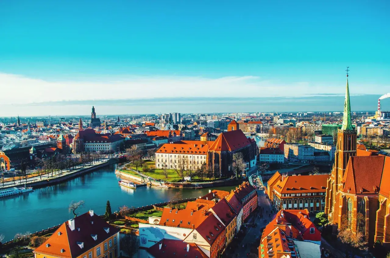 Wrocławskie Stare Miasto, z rzeką i zabytkowymi kamienicami, to jeden z najpiękniejszych miast w Polsce.