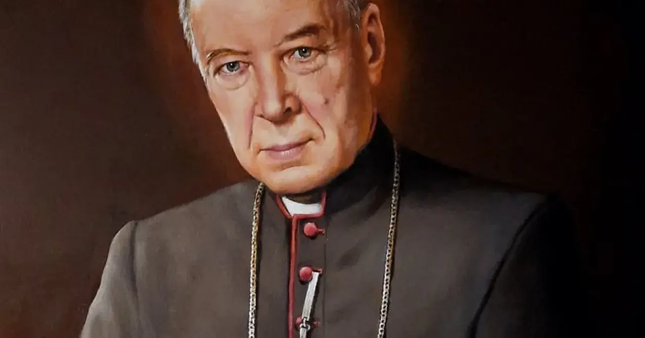 Portret kardynała Stefana Wyszyńskiego, prymasa Polski, w stroju duchownym z łańcuchem.