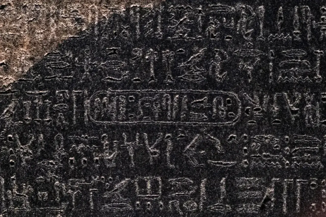 Fragment kamienia z Rosetty z wyrytymi hieroglifami i greckim pismem. Klucz do odczytania starożytnych tekstów.
