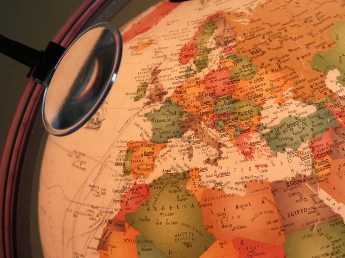 Na globusie widać Europę, a lupa pomaga odpowiedzieć na pytanie: ile jest krajów w Europie?