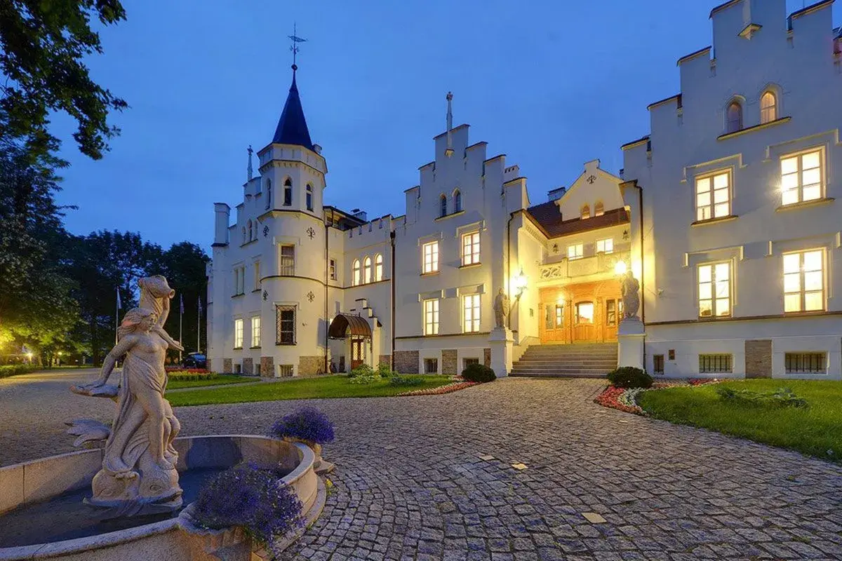Zamek Sulisław: Historia i zwiedzanie zamku w miejscowości Sulisław