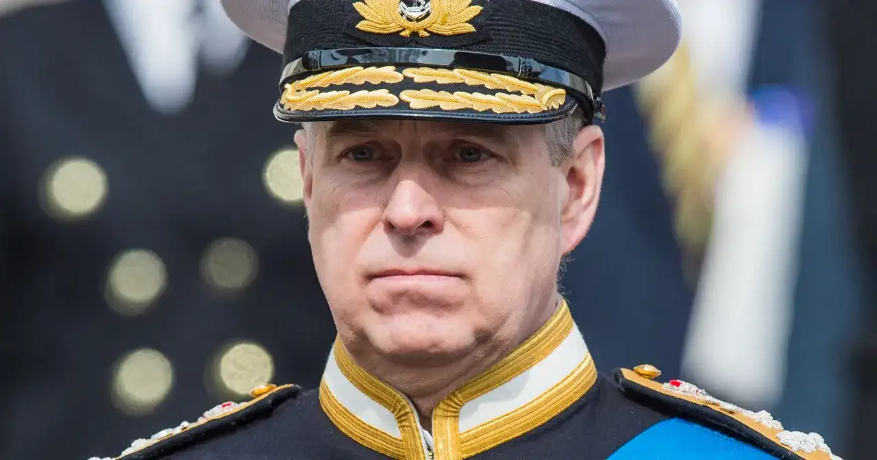 Książę Andrzej w mundurze marynarki wojennej, z bogato zdobionym kołnierzem i czapką.
