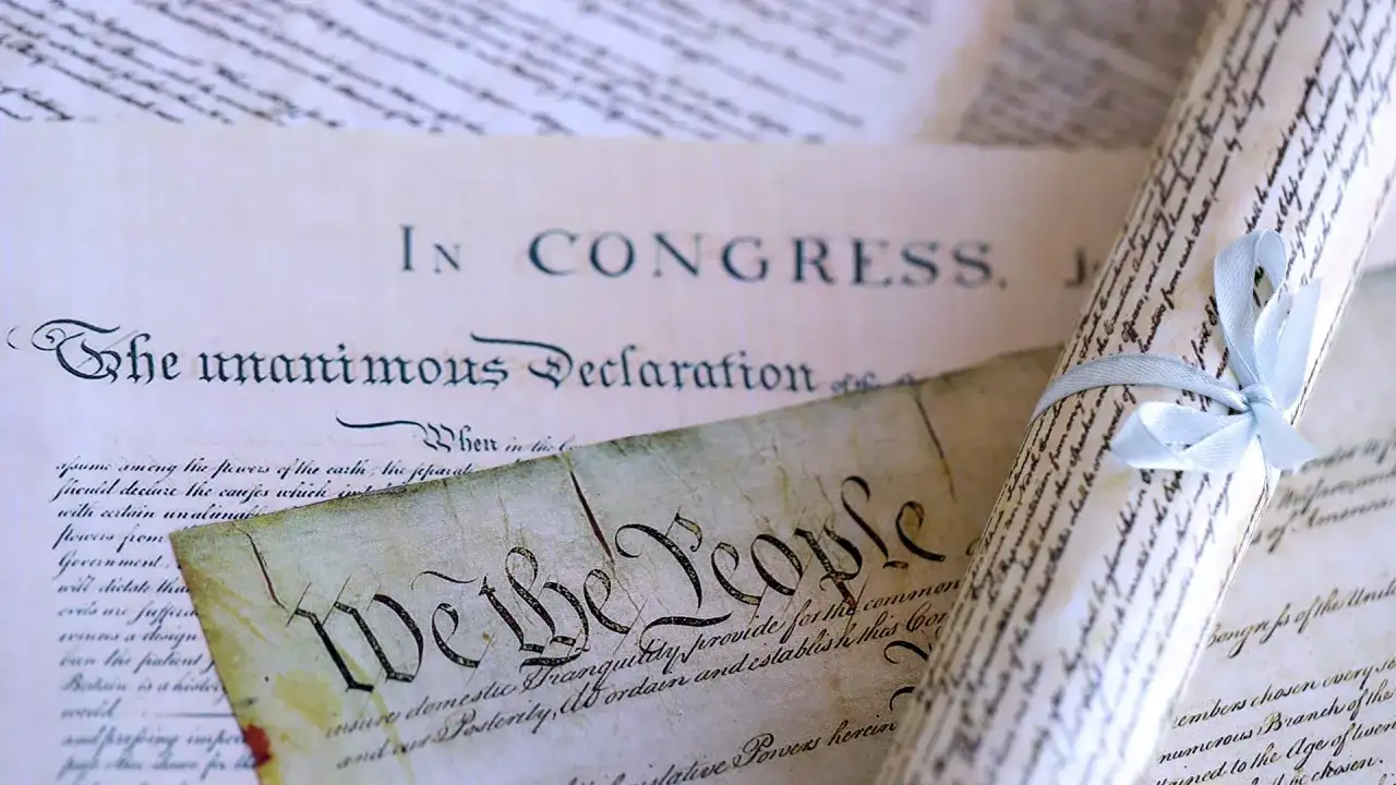 Deklaracja niepodległości USA i Konstytucja, symbole wolności i demokracji, na papierze z epoki.