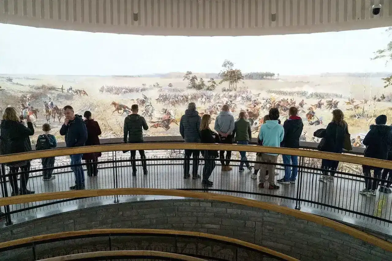 Widzowie podziwiają monumentalny obraz "Bitwa pod Racławicami", który przedstawia zmagania wojsk.