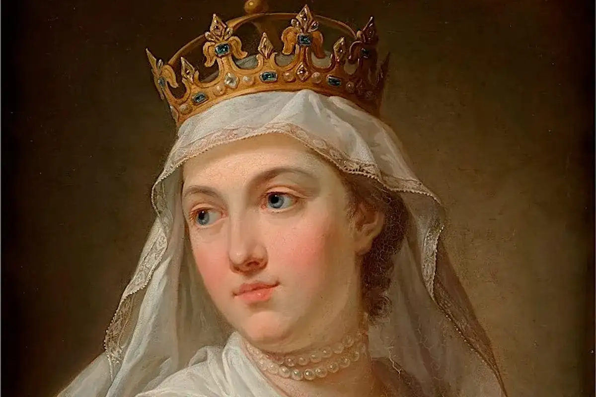 Portret kobiety z błękitnymi oczami, ozdobionej złotą koroną i perłowym naszyjnikiem. Jej głowę okrywa delikatny welon, podkreślający majestatyczne insygnia królewskie.