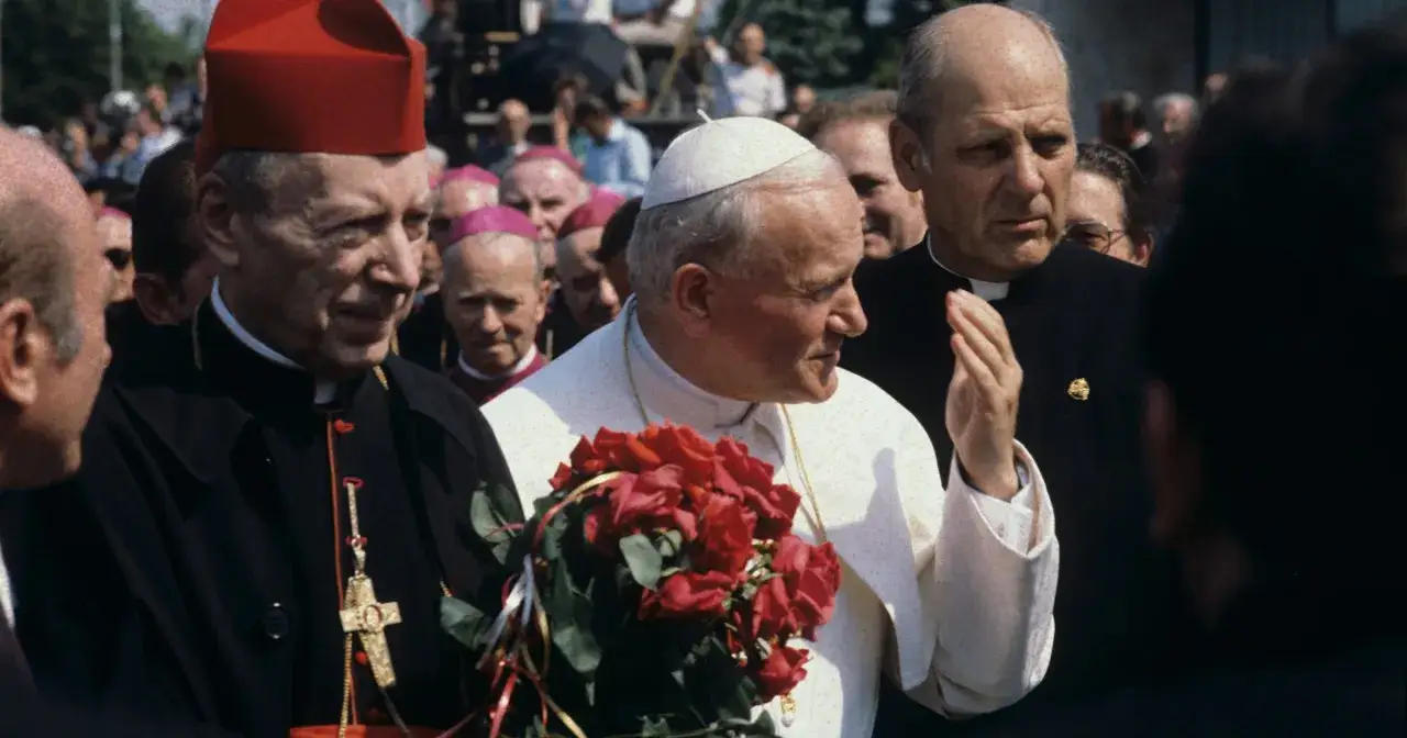 Papież Jan Paweł II z bukietem róż, obok kardynał. Pamięć o tym, kto był papieżem przed Janem Pawłem II, jest ważna.