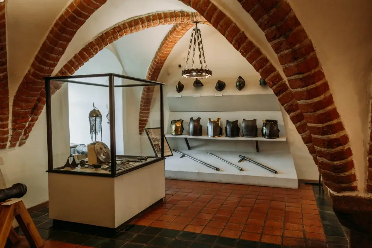 Zbroje i hełmy w muzeum w Lidzbarku Warmińskim. Odkryj fascynujące atrakcje zamku, gdzie historia ożywa wśród eksponatów.