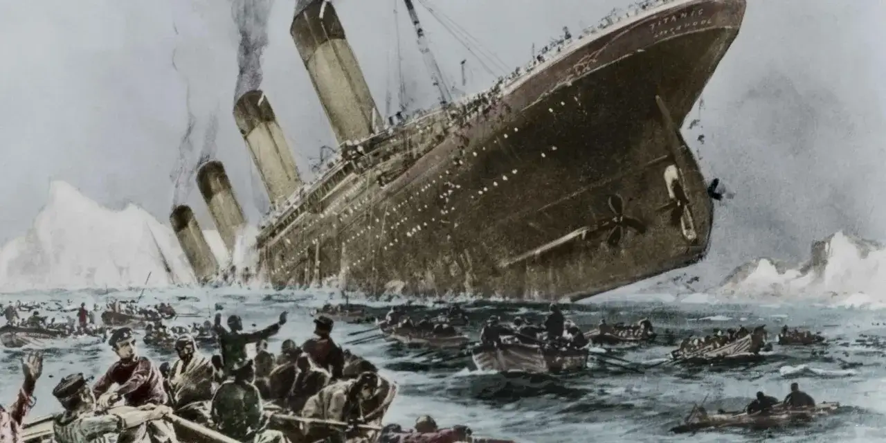 Tragiczny moment zatonięcia Titanica, prawdziwa historia. Ludzie w szalupach ratunkowych, statek tonie w lodowatej wodzie.