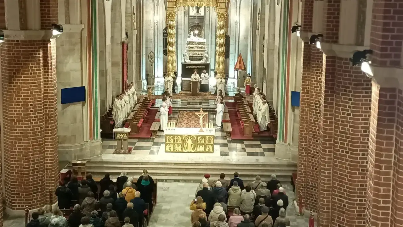 Uroczysta msza w katedrze, gdzie zgromadził się prymas polski wraz z duchowieństwem i wiernymi.