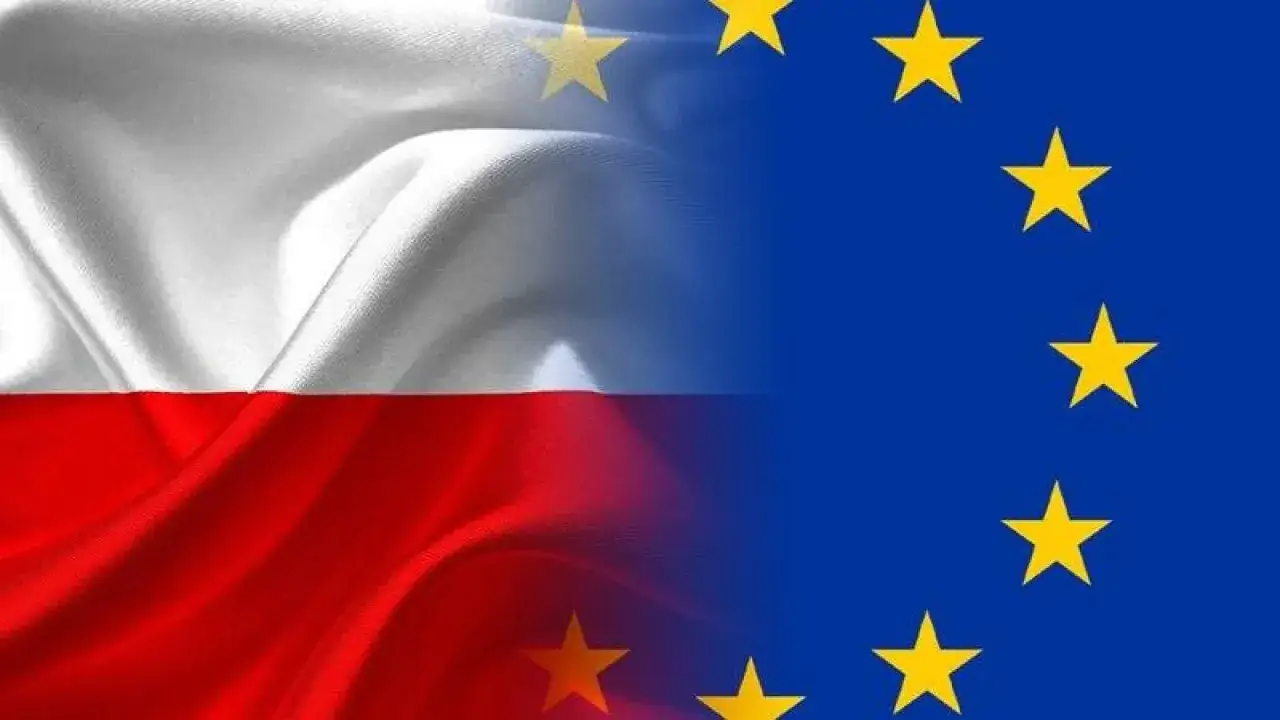 Flaga Polski i Unii Europejskiej symbolizują moment, kiedy Polska weszła do UE.