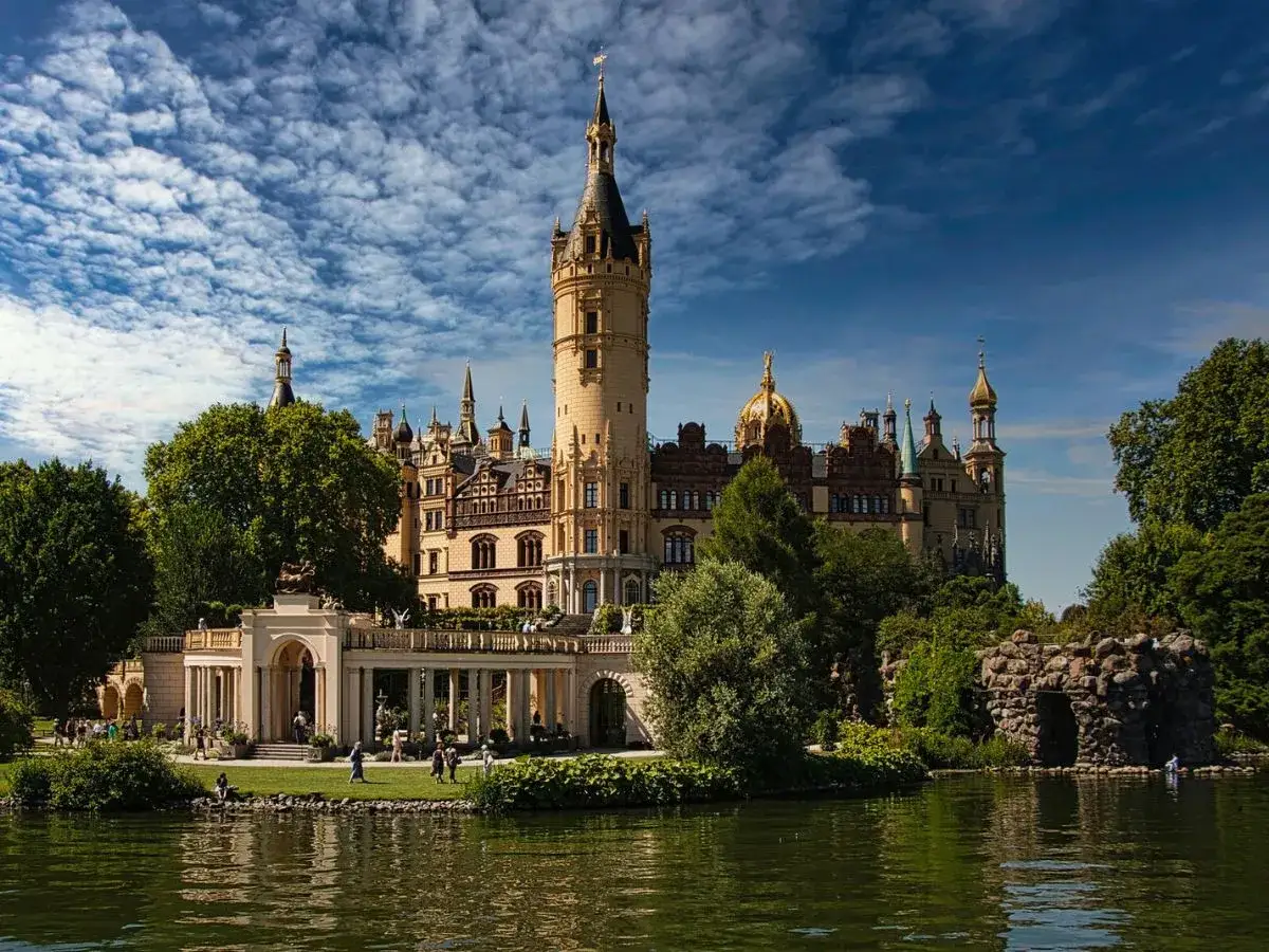Bajkowy zamek Schwerin, jeden z najpiękniejszych zamków w Niemczech, wznosi się nad jeziorem.