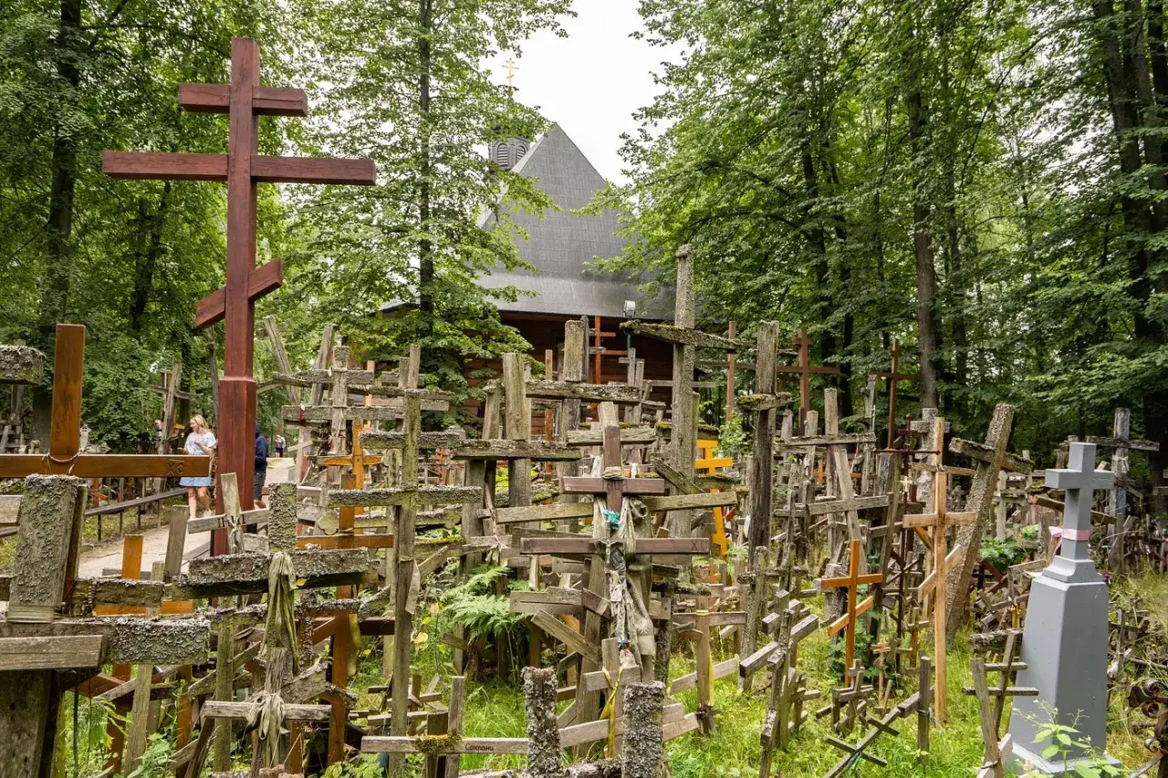 Góra Krzyży, miejsce pielgrzymek i symbol oporu, gdzie drewniane krzyże, w tym te charakterystyczne dla prawosławia, tworzą niezwykły krajobraz.