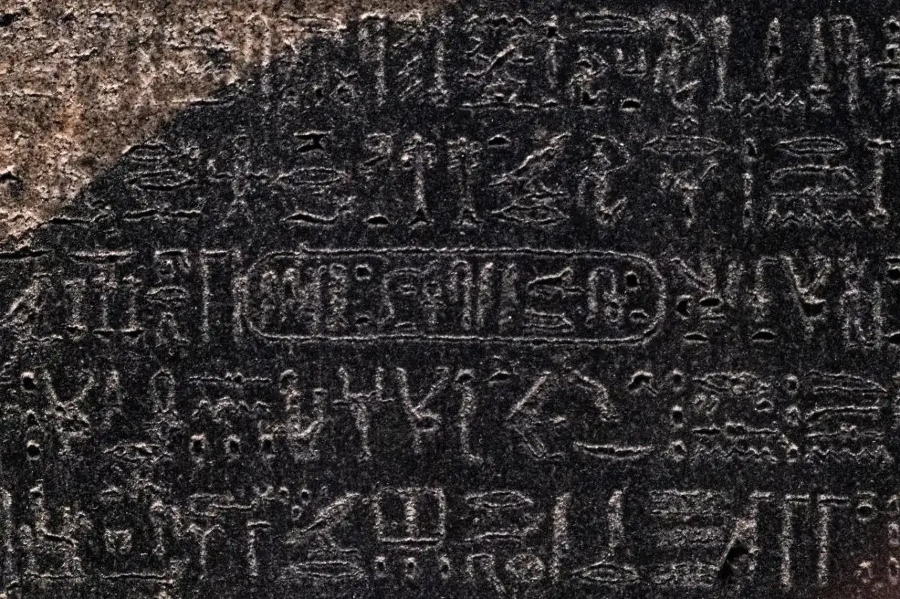 Fragment kamienia z Rosetty z wyrytymi hieroglifami. Widać kartusz z imieniem króla.