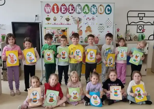 Dzieci z przedszkola prezentują swoje wielkanocne **pastiże** - kolorowe pisanki i zajączki.