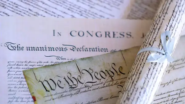 Deklaracja niepodległości USA i Konstytucja, symbole wolności i demokracji, na papierze z epoki.