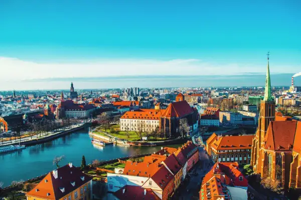 Wrocławskie Stare Miasto, z rzeką i zabytkowymi kamienicami, to jeden z najpiękniejszych miast w Polsce.
