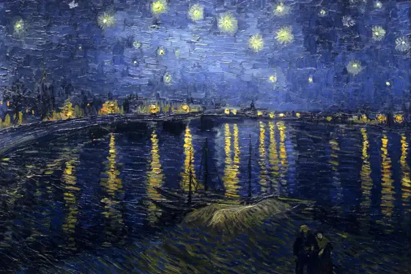Noc nad Rodanem, słynne obrazy Van Gogha. Błękitne niebo z żółtymi gwiazdami, odbijające się w wodzie światła miasta i dwie postacie na brzegu.