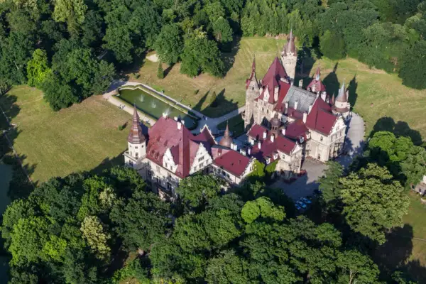 Zamek w Mosznej – fascynująca historia i niezwykła architektura