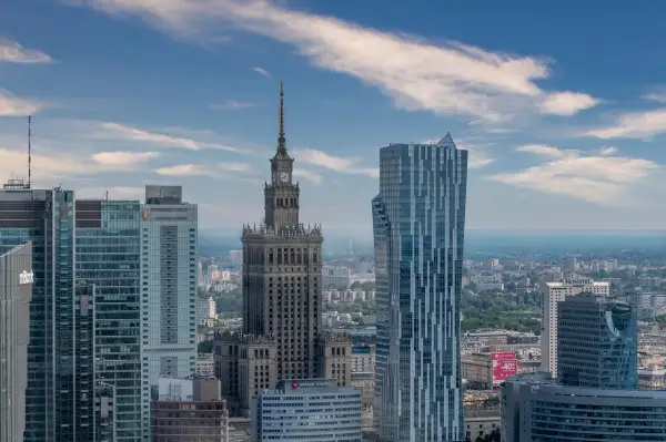 Warszawskie drapacze chmur, w tym Pałac Kultury i Nauki, prezentują panoramę najwyższych budynków w Polsce.