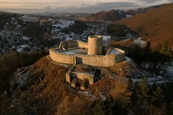 Kamienne mury zamku w Rytrze, górujące nad doliną i ośnieżonymi wzgórzami, świadczą o jego bogatej historii.