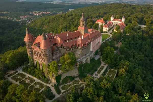 Zamek Książ z lotu ptaka, otoczony zielenią. Warto sprawdzić zamek książ cennik przed wizytą.