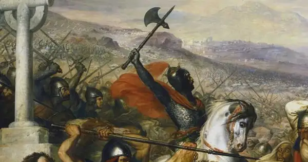 Rycerz na białym koniu wznosi topór, symbolizując bitwę pod Poitiers. W tle widać zgiełk starcia i miasto.