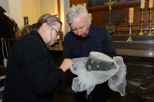 Dwoje badaczy ostrożnie wyjmuje z opakowania fragment, który może być sercem Chopina.