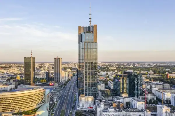 Varso Tower, najwyższy budynek w Polsce, na tle panoramy Warszawy.